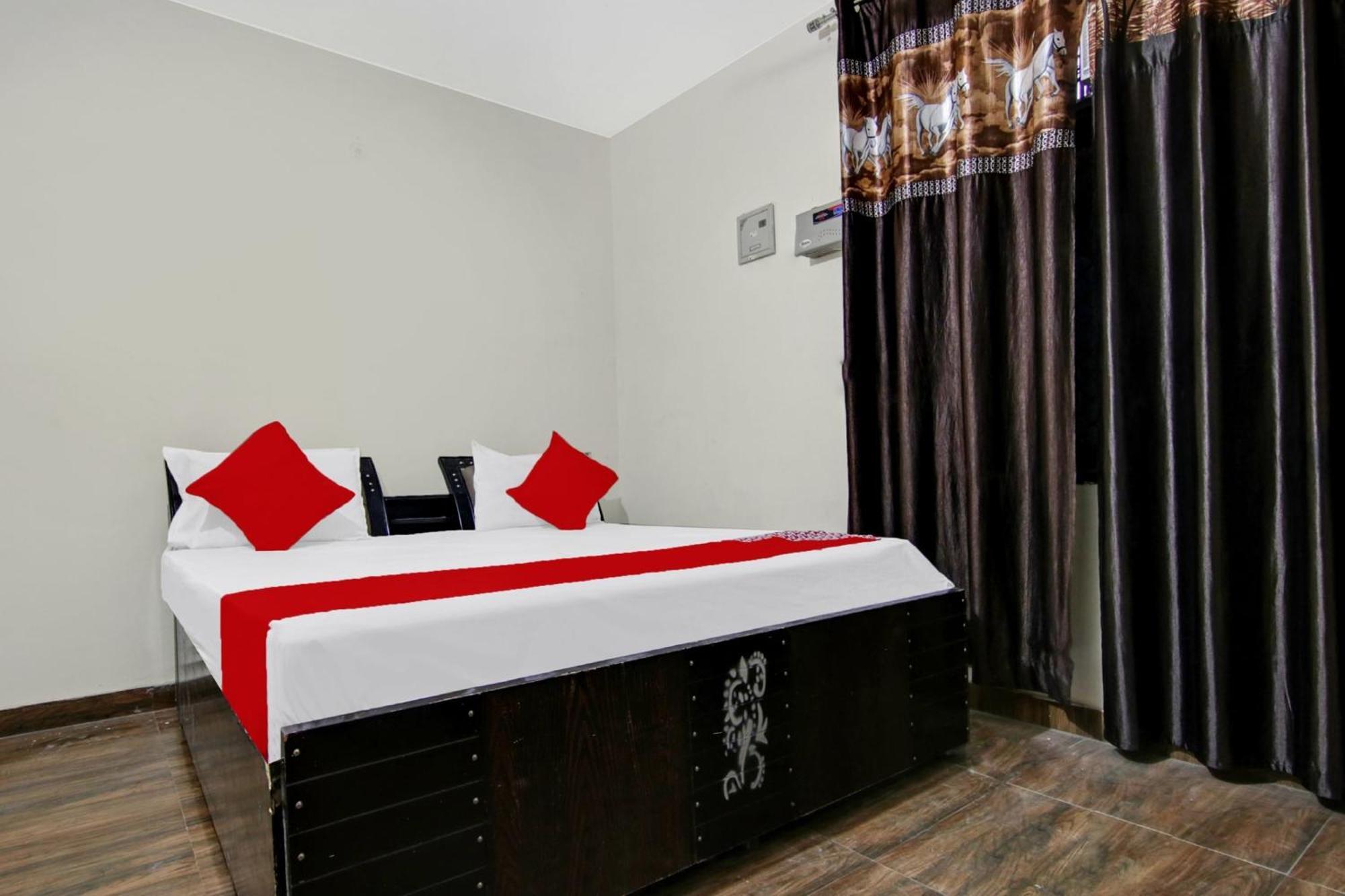 Oyo Flagship A K Galaxy Room's New Delhi